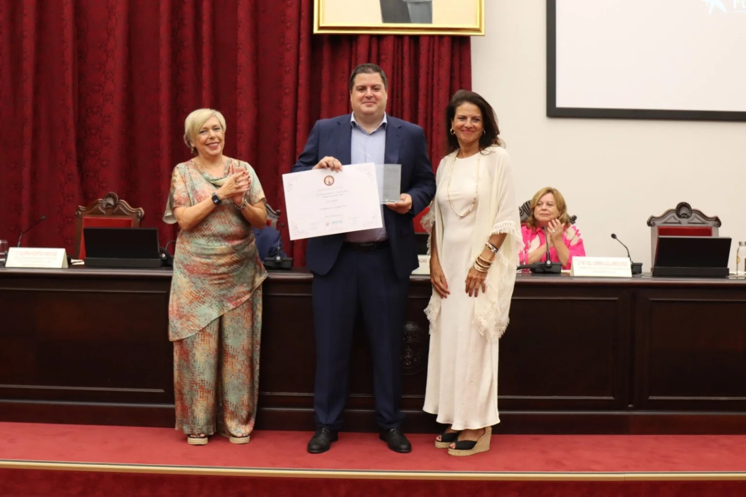 Fran Vázquez recibe uno de los reconocimientos de los Premios Alumni US 2026 de la Universidad de Sevilla.